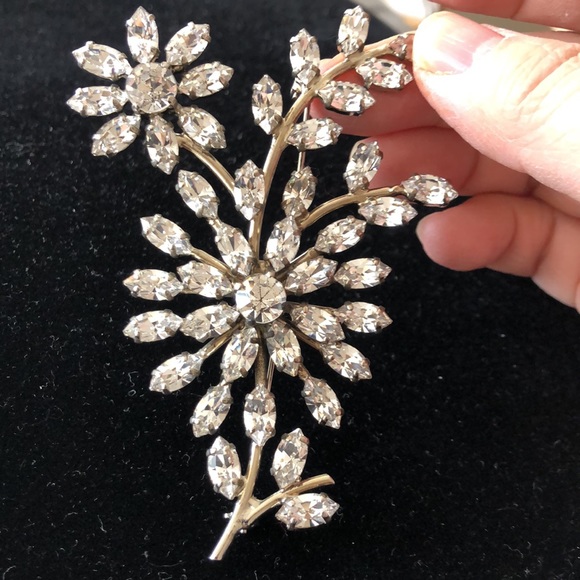 Cacharel Jewelry - Cacharel Vintage Swarovski brooch